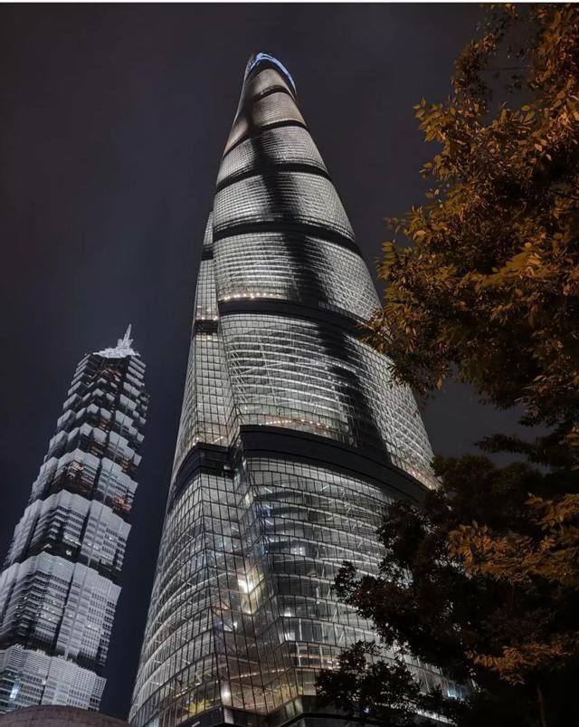 上海中心大厦，被称为上海之巅，可为何只有50年的寿命呢你如何看待这栋大楼的建立图1